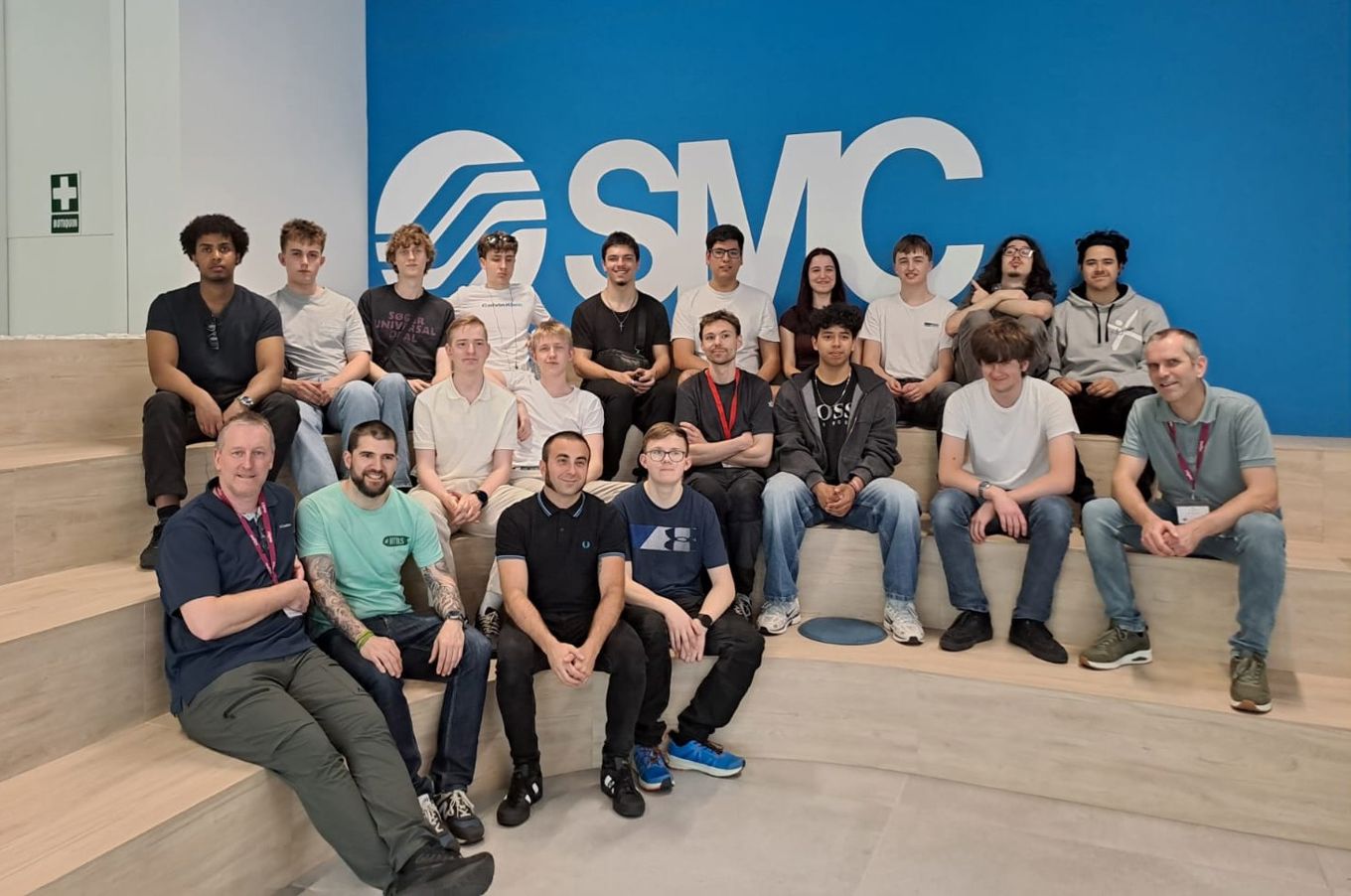 en gruppe menn poserer for et bilde