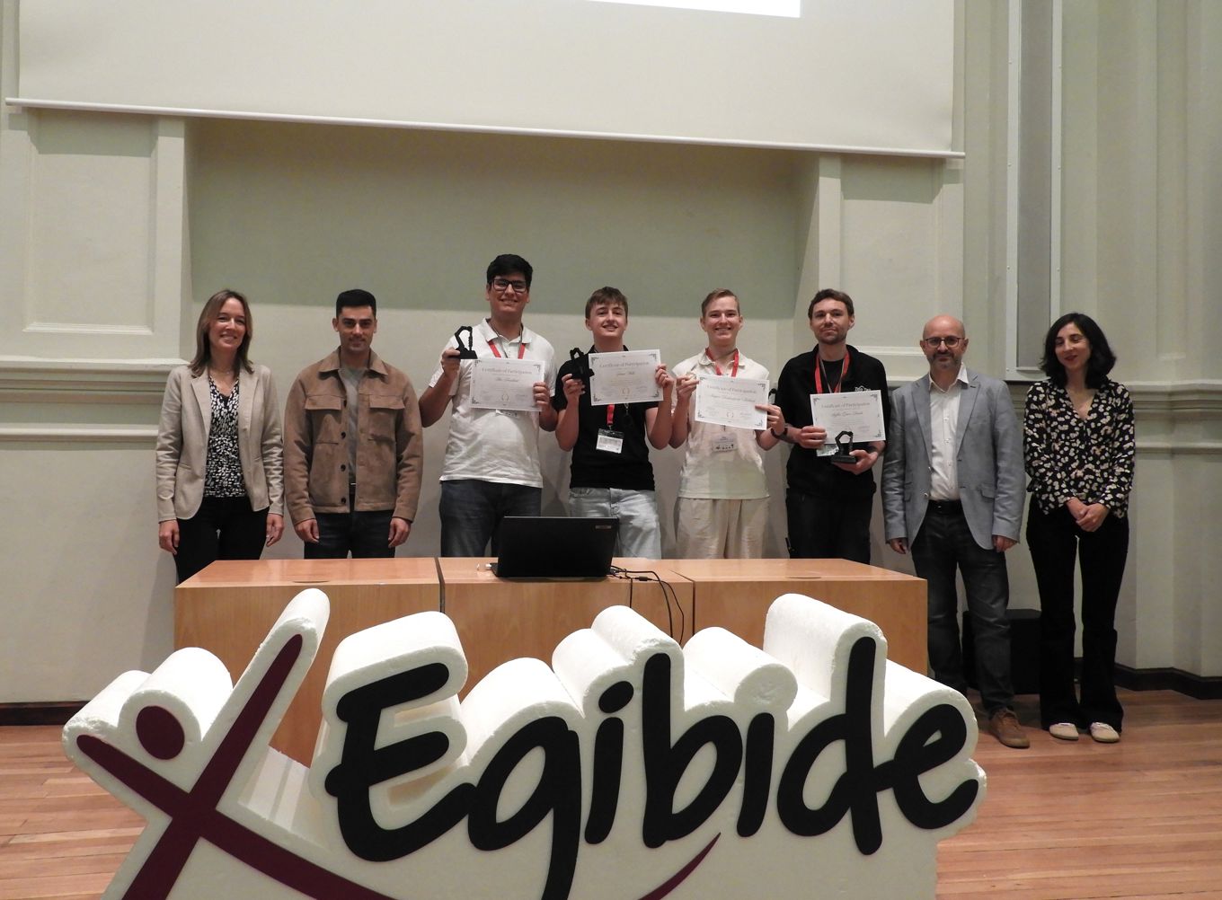 en gruppe mennesker som holder diplom