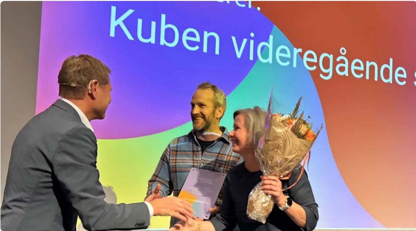 noen få mennesker som håndhilser