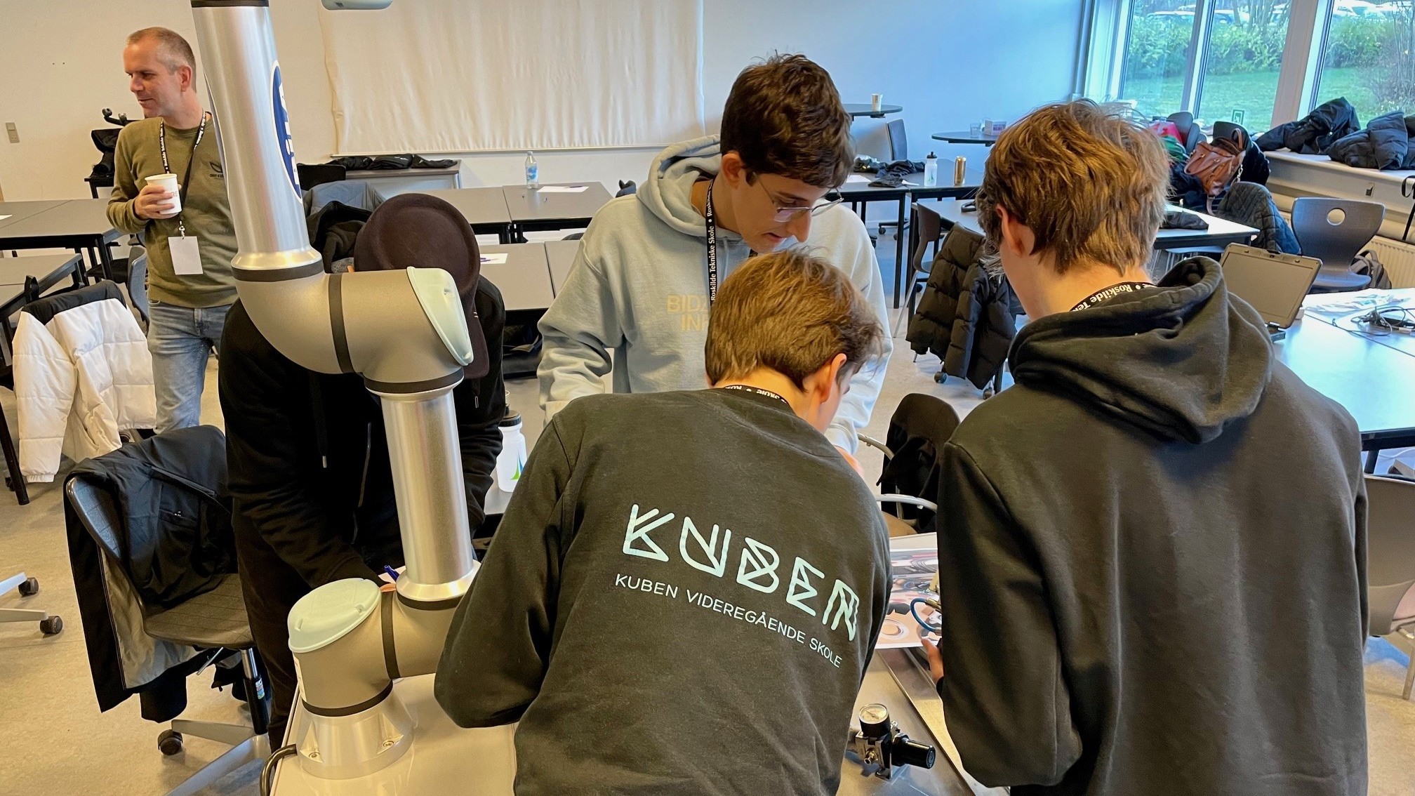 en gruppe personer i et rom