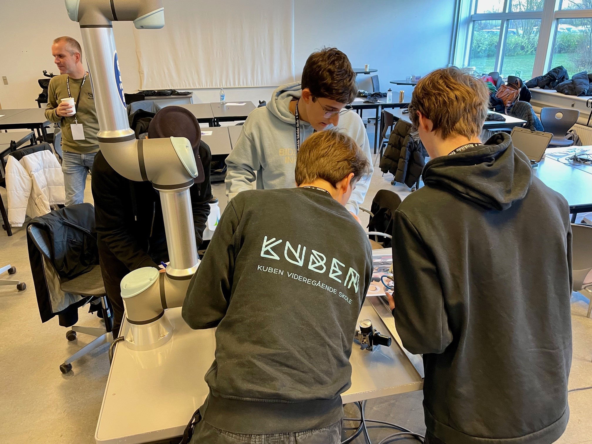 en gruppe personer i et rom