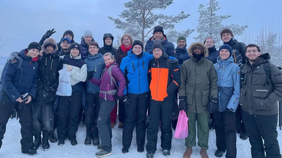 en gruppe mennesker som poserer i snøen
