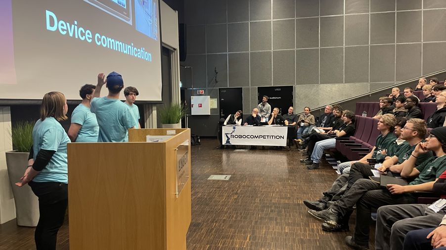 en person som holder en presentasjon for en gruppe mennesker
