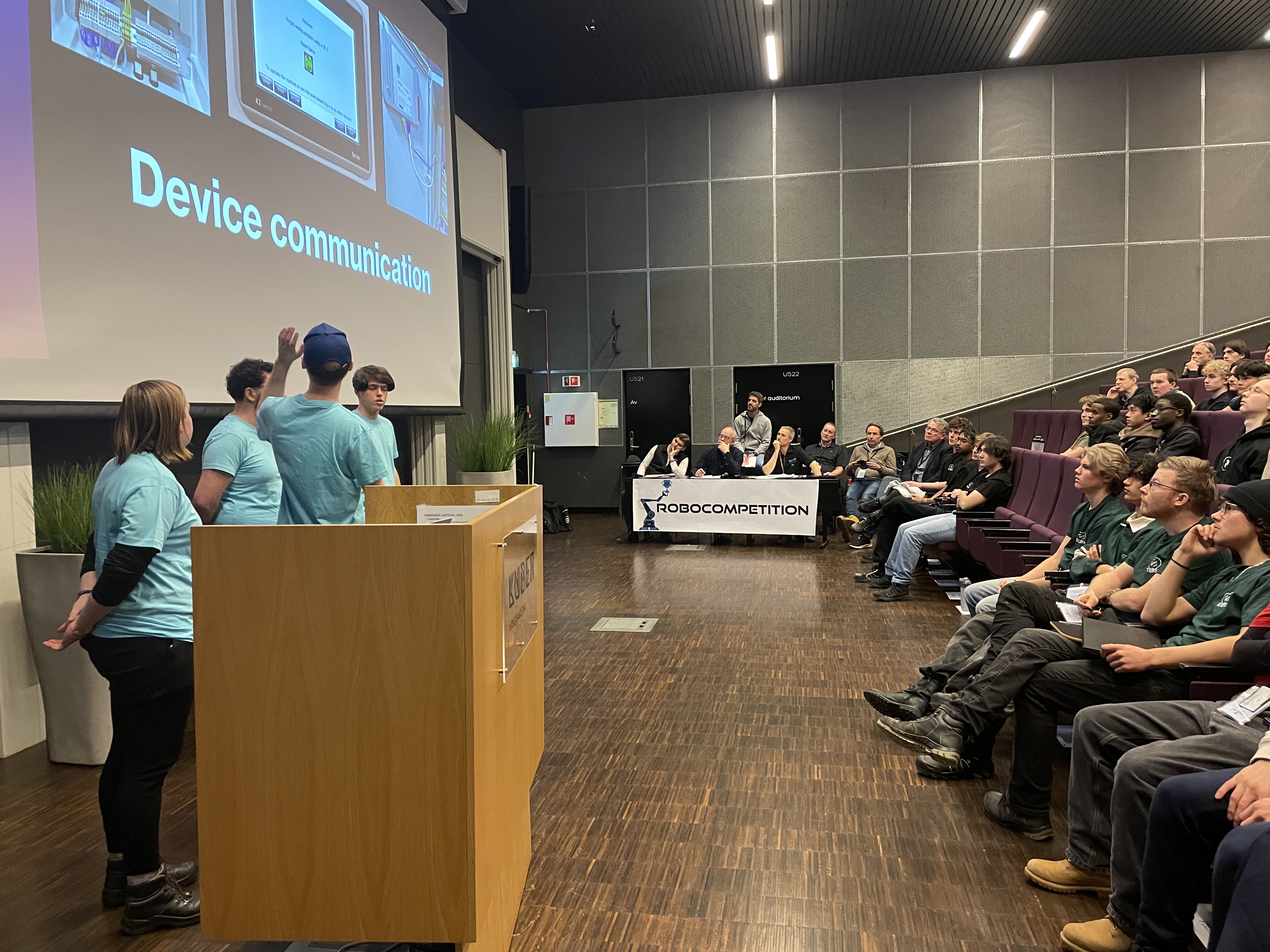 en person som holder en presentasjon for en gruppe mennesker