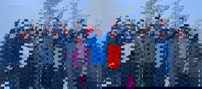 Foto: Kuben 2026 Korketrekkeren 1 en gruppe mennesker som poserer for et bilde i snøen