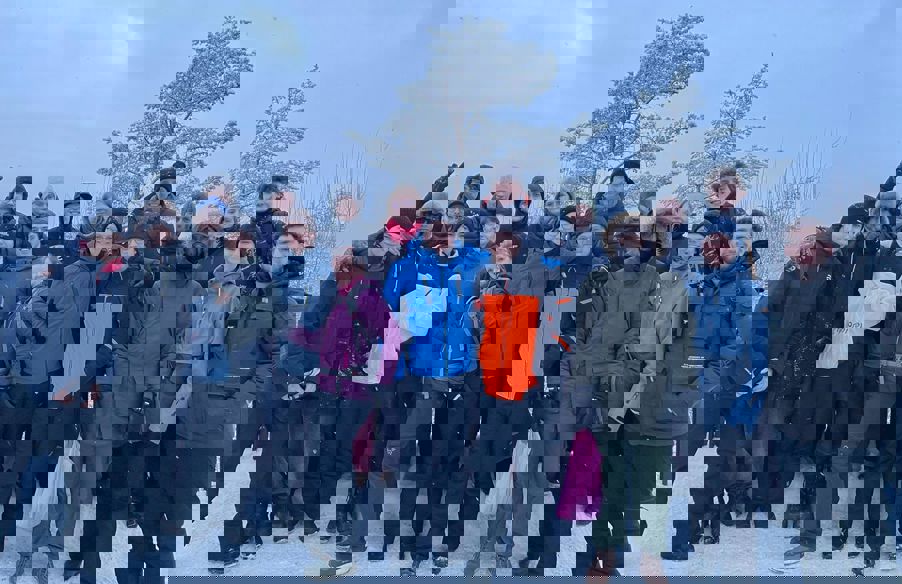 Foto: Kuben 2026 Korketrekkeren 1 en gruppe mennesker som poserer for et bilde i snøen