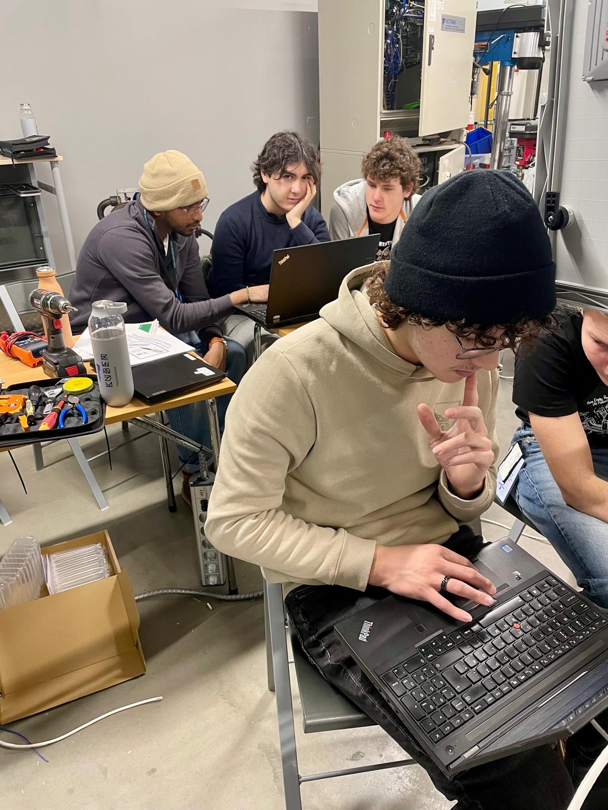 en gruppe mennesker som jobber med bærbare datamaskiner