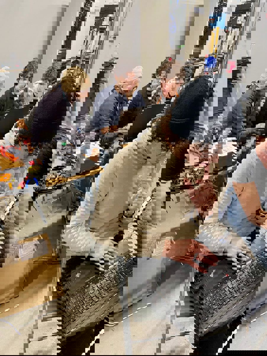 Foto: Kuben 2026 Participants working en gruppe mennesker som jobber med bærbare datamaskiner