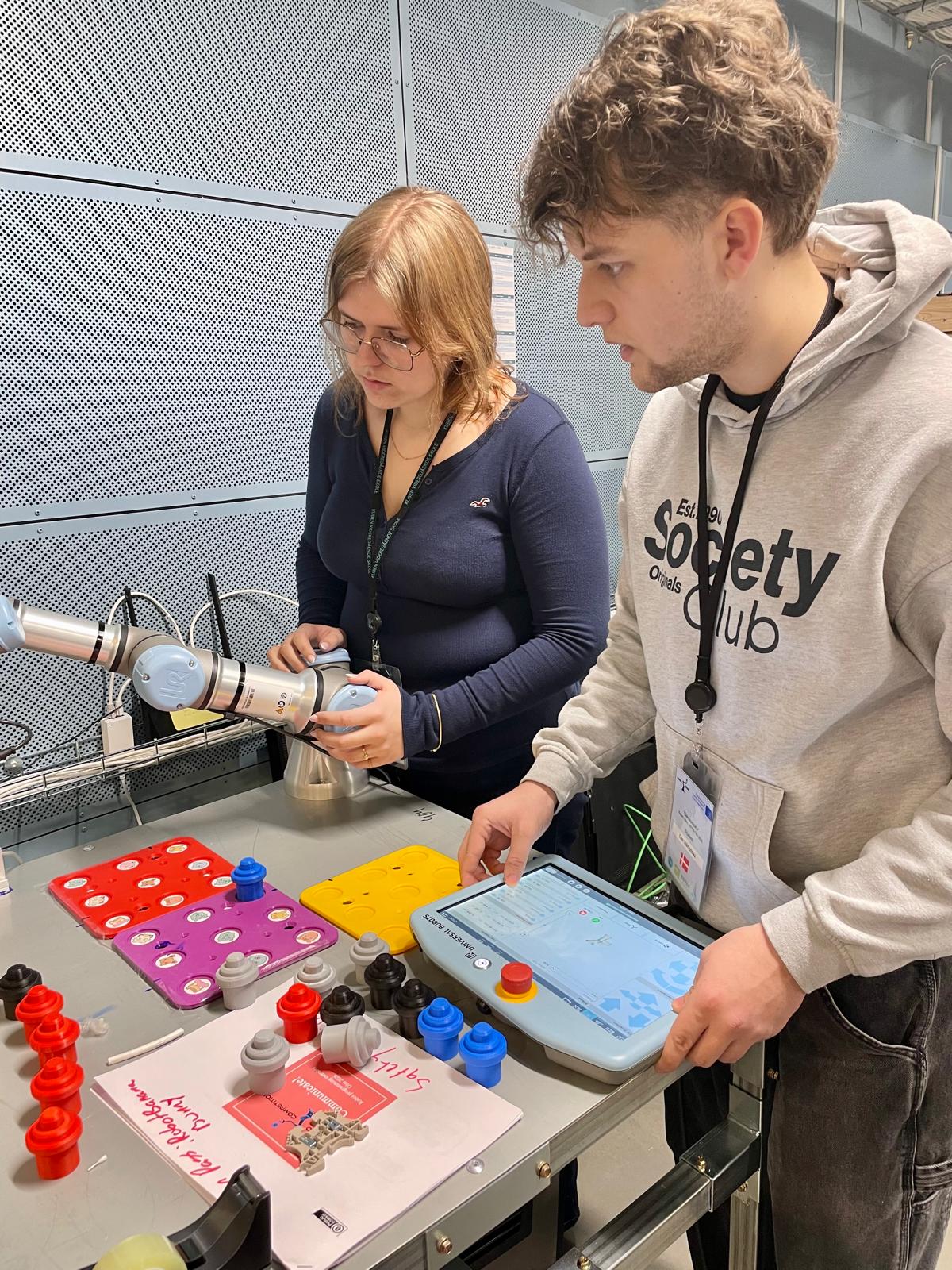 en person og en person som ser på et modelltog