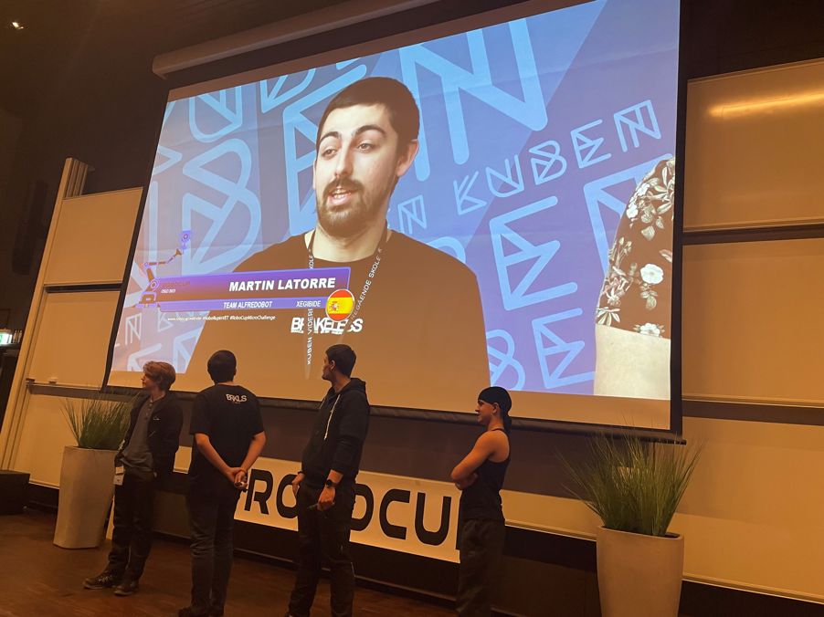 MC3 Et av student-teamene presenterer
