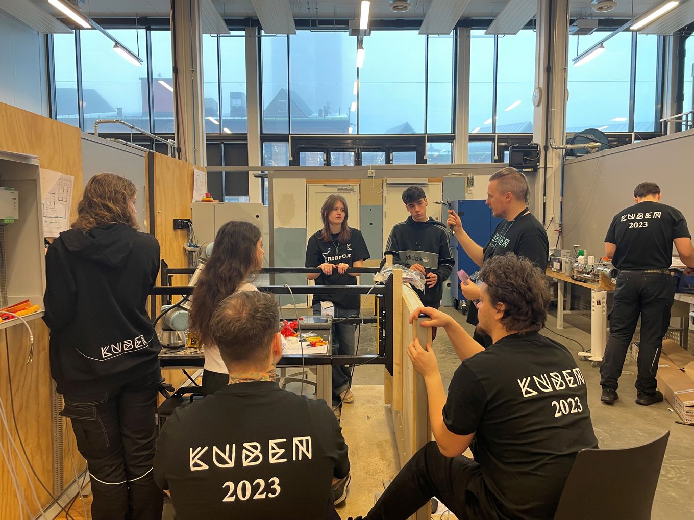 MC3 Team 1 og 2 i verkstedet sammen med Kubenlærer Jakob