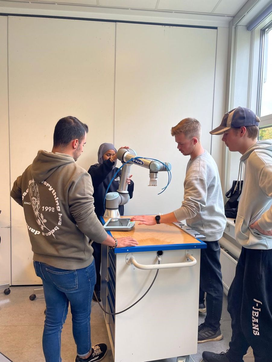 Ilwaad med sitt team