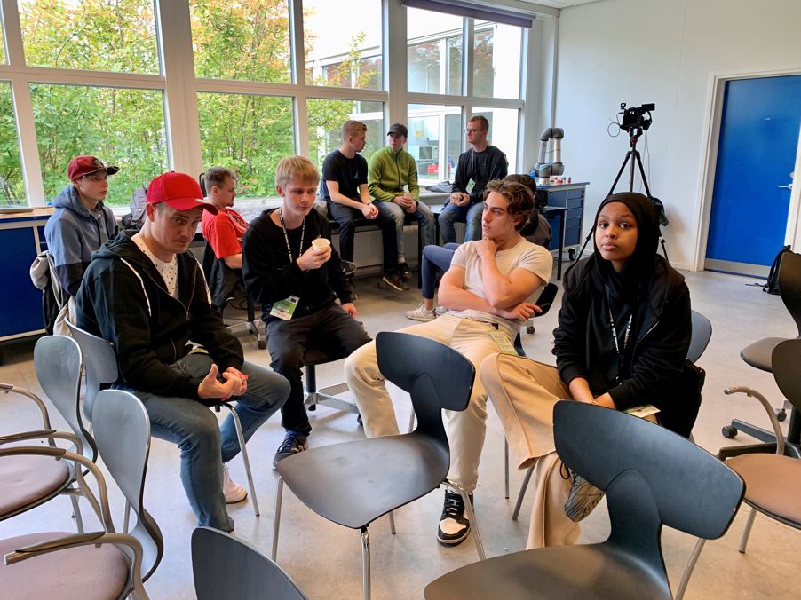 MC2 presentasjon og filming er over - og vi venter på lunsj