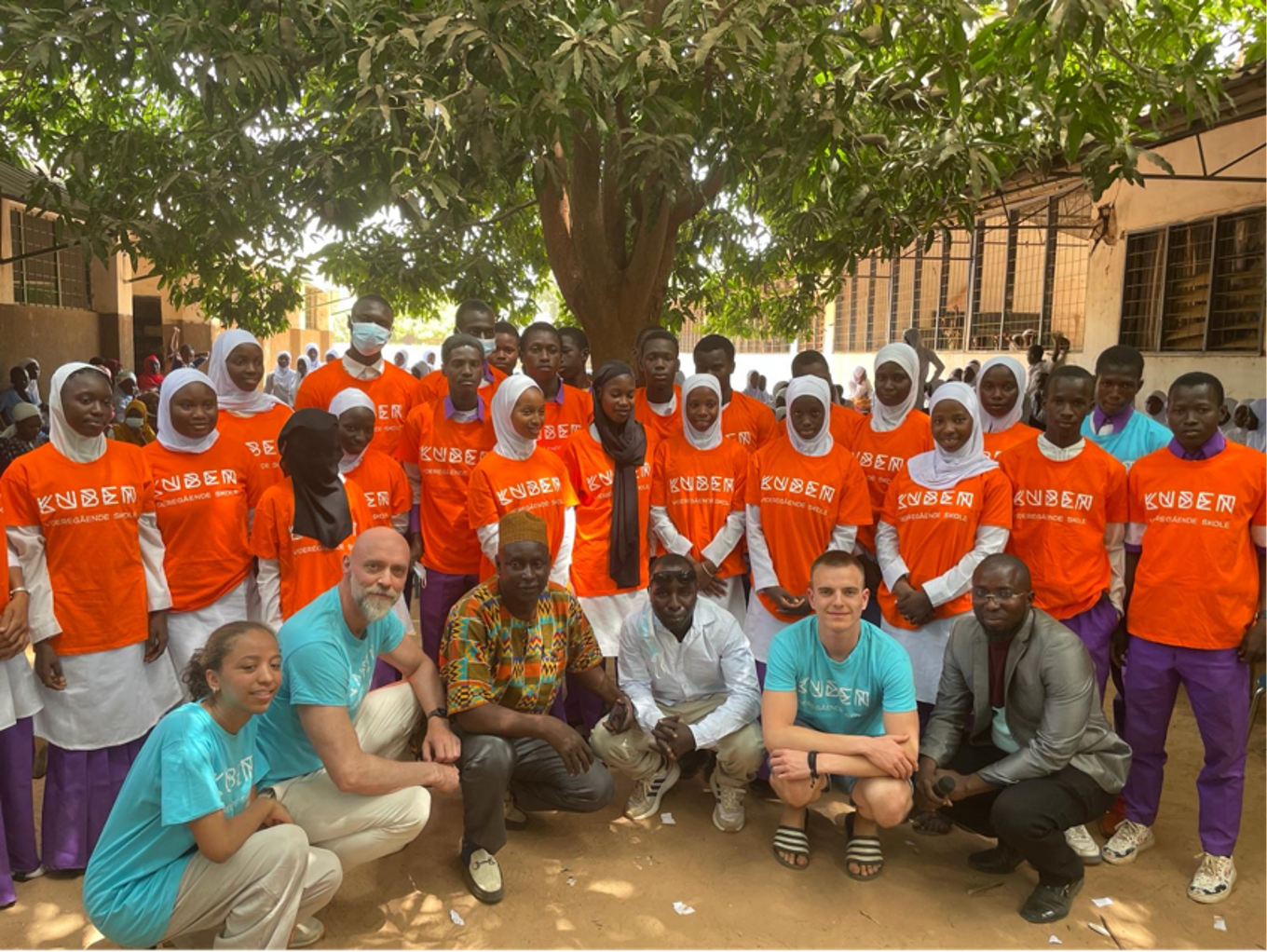 Foto: Kubendelegasjonen sammen med elever fra Kerewan Kubendelegasjonen sammen med elever fra Kerewan