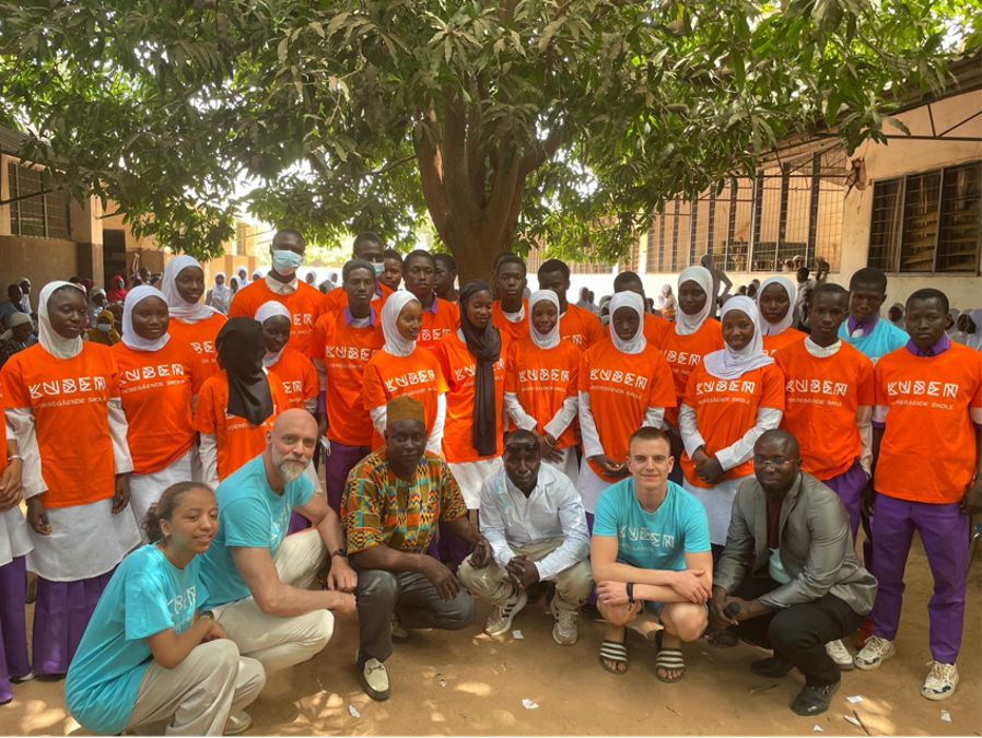 Kubendelegasjonen sammen med elever fra Kerewan