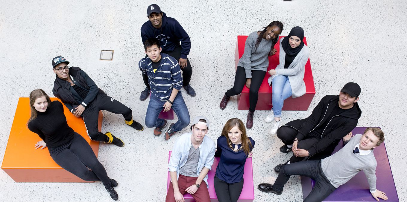 en gruppe mennesker som sitter i stoler