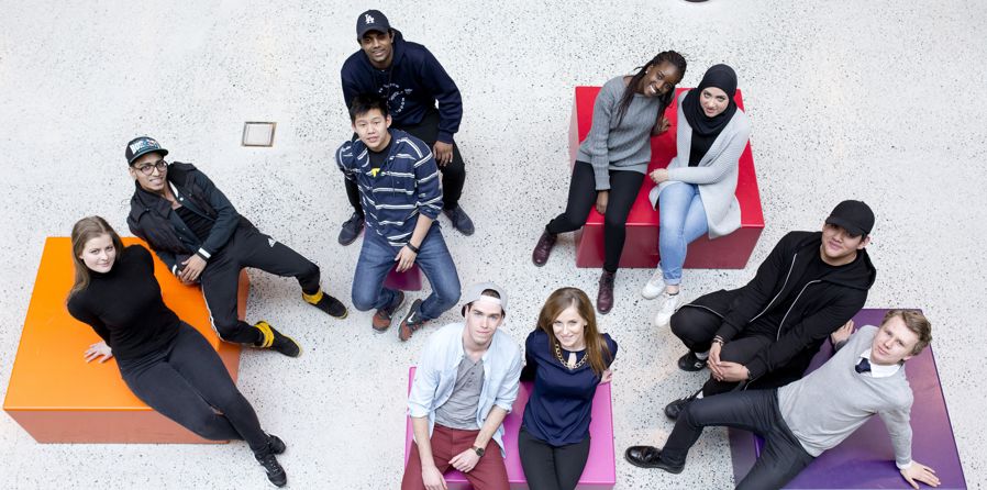 en gruppe mennesker som sitter i stoler