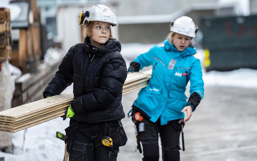 Elever på byggeplass