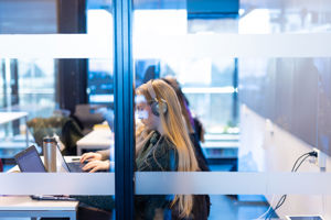 en person som jobber på den bærbare datamaskinen