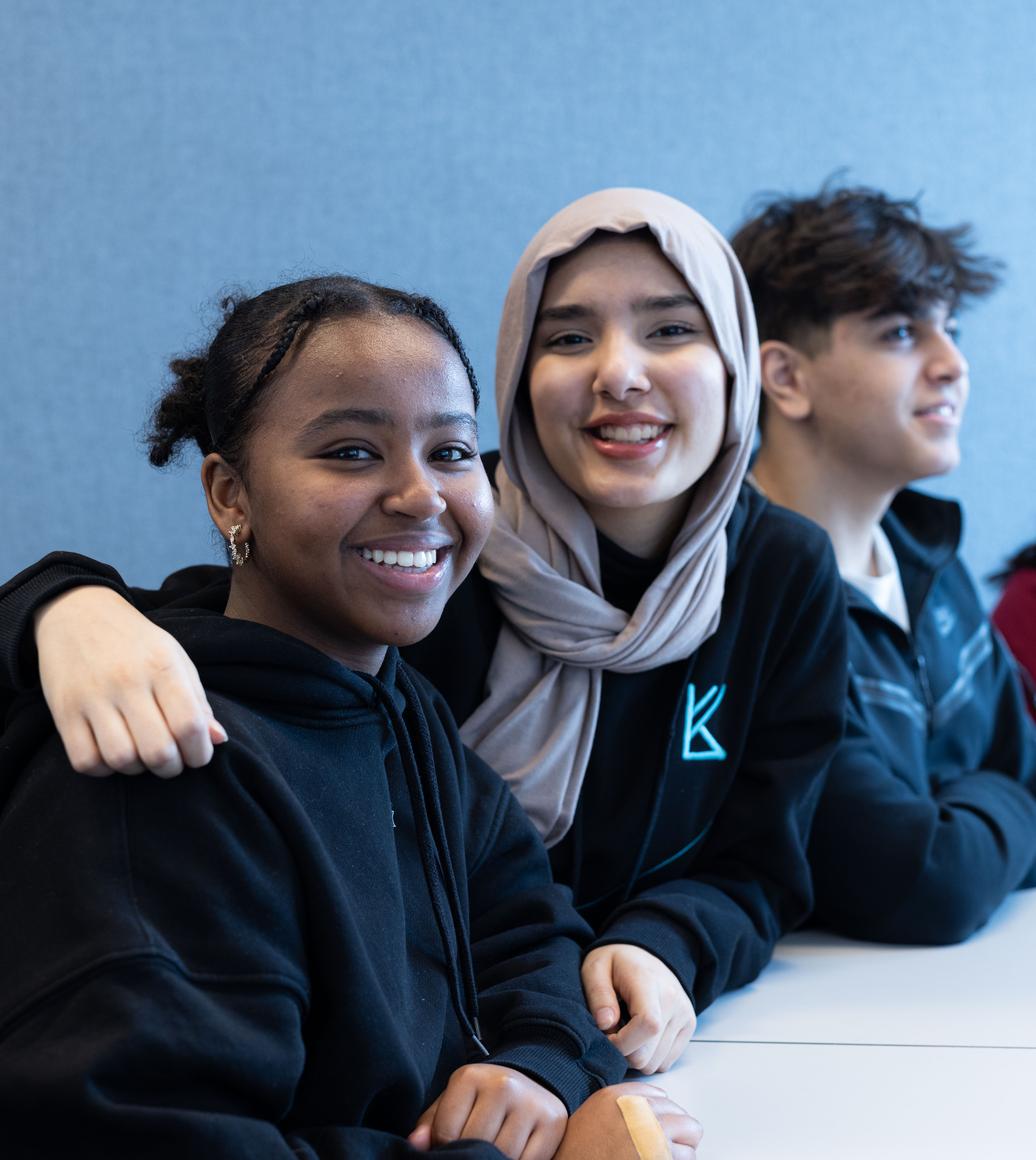 en gruppe mennesker som smiler