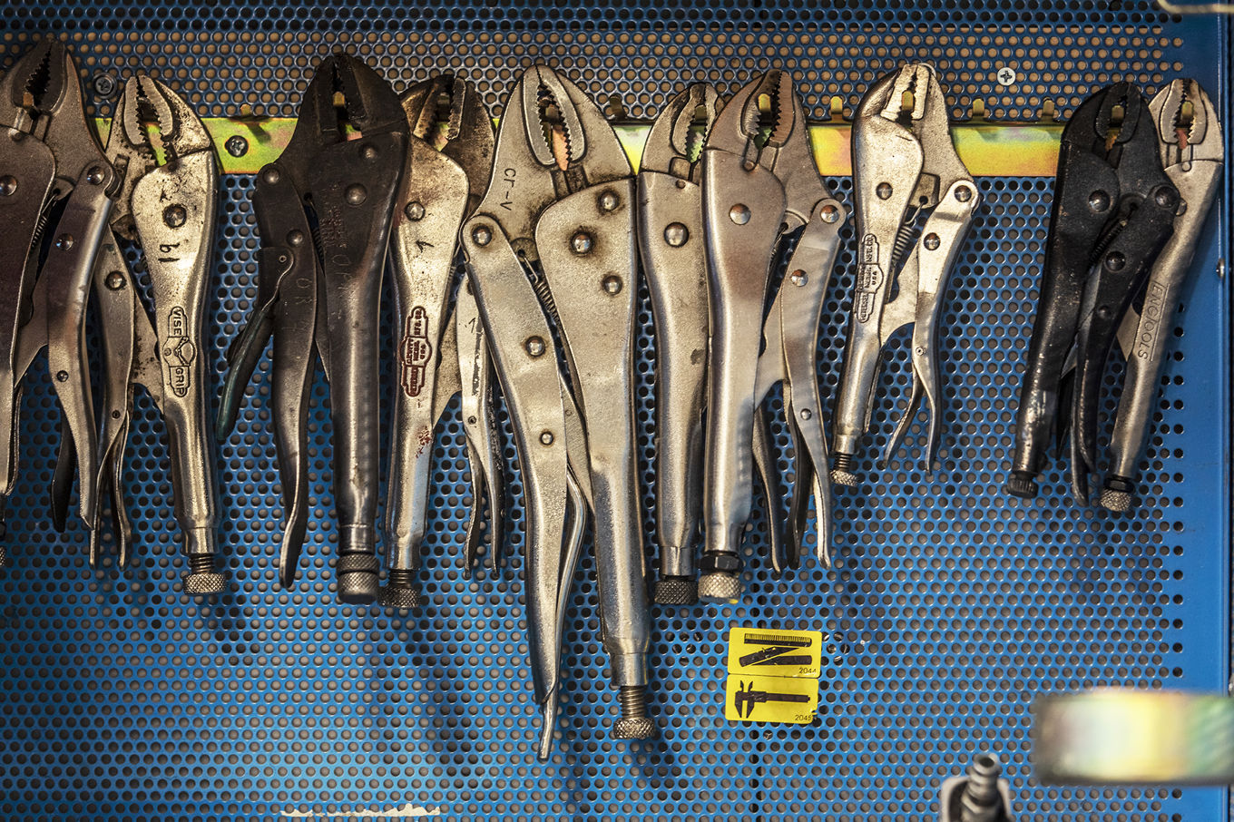 Foto: UDIR Verktøy som henger på blå vegg