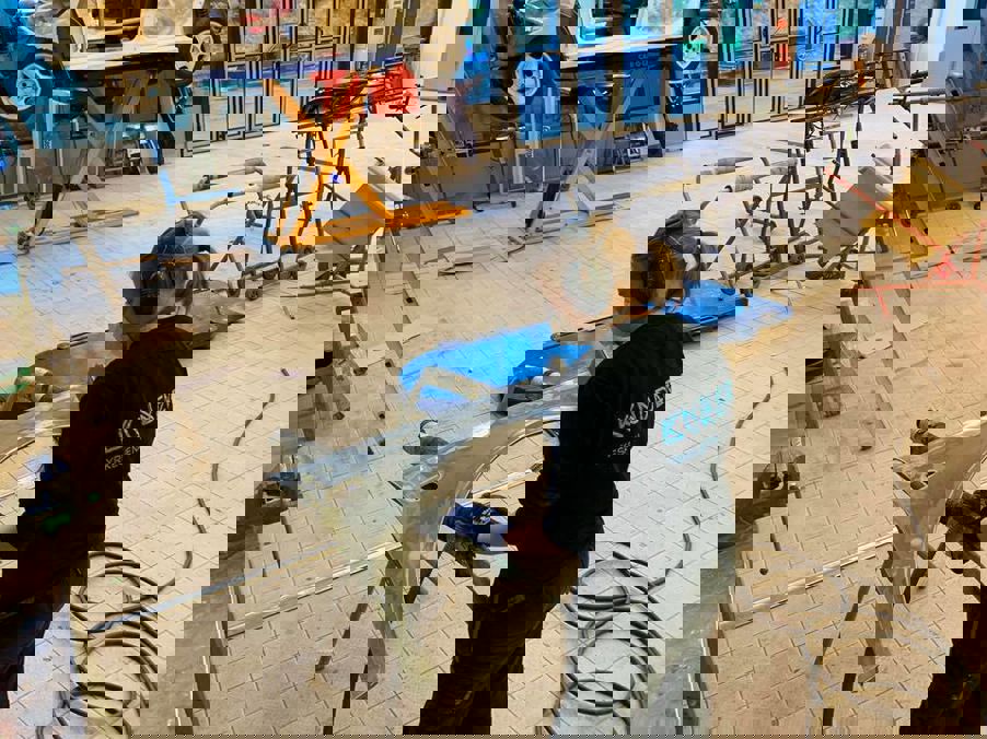 Foto: Kuben Elev som pusser og klargjør bildel til lakkering