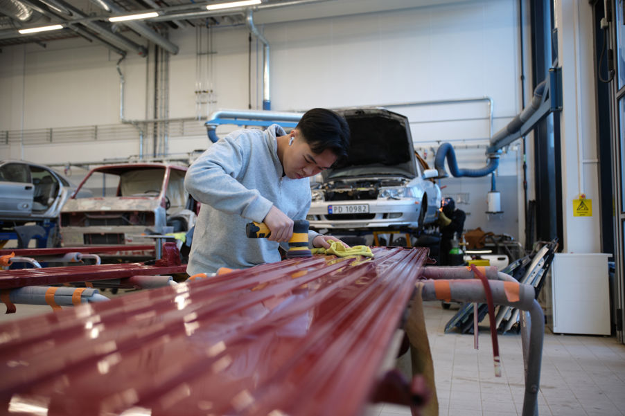 Foto: UDE v Matias Fosso en elev som jobber med en bil