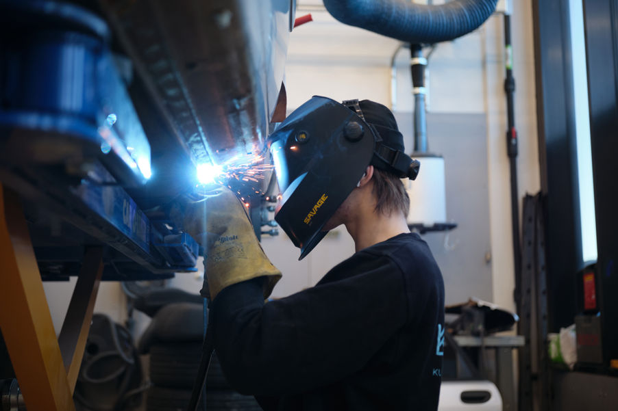 Foto: UDE v Matias Fosso en elev som sveiser med maske