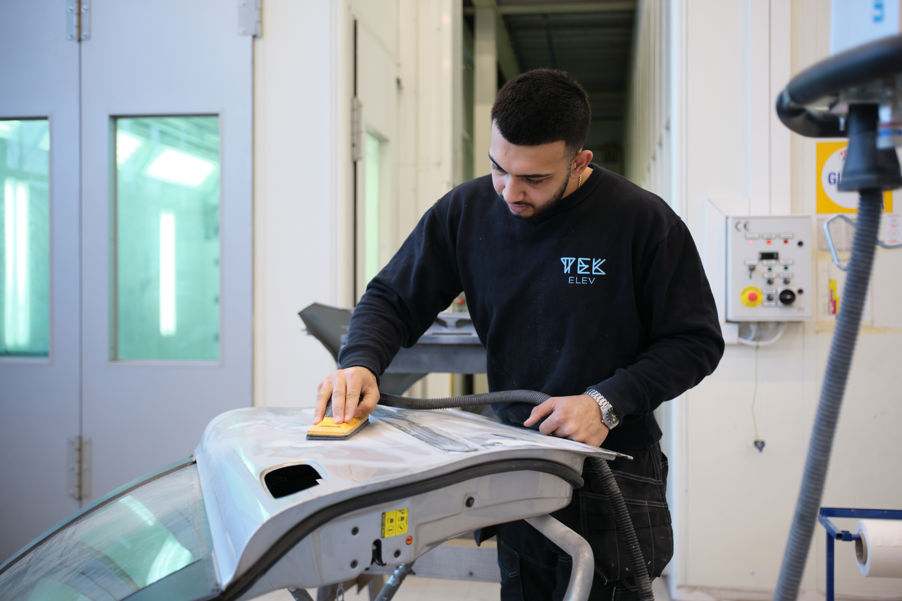 Foto: UDE v Matias Fosso en elev som pusser bildør