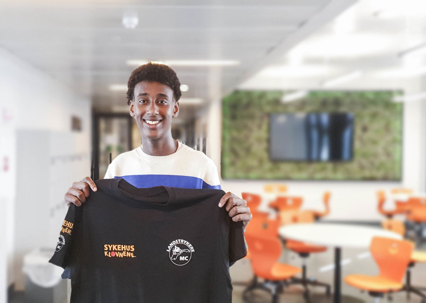 Elev i 1IMC, Subeyr med framsiden av t-skjorten