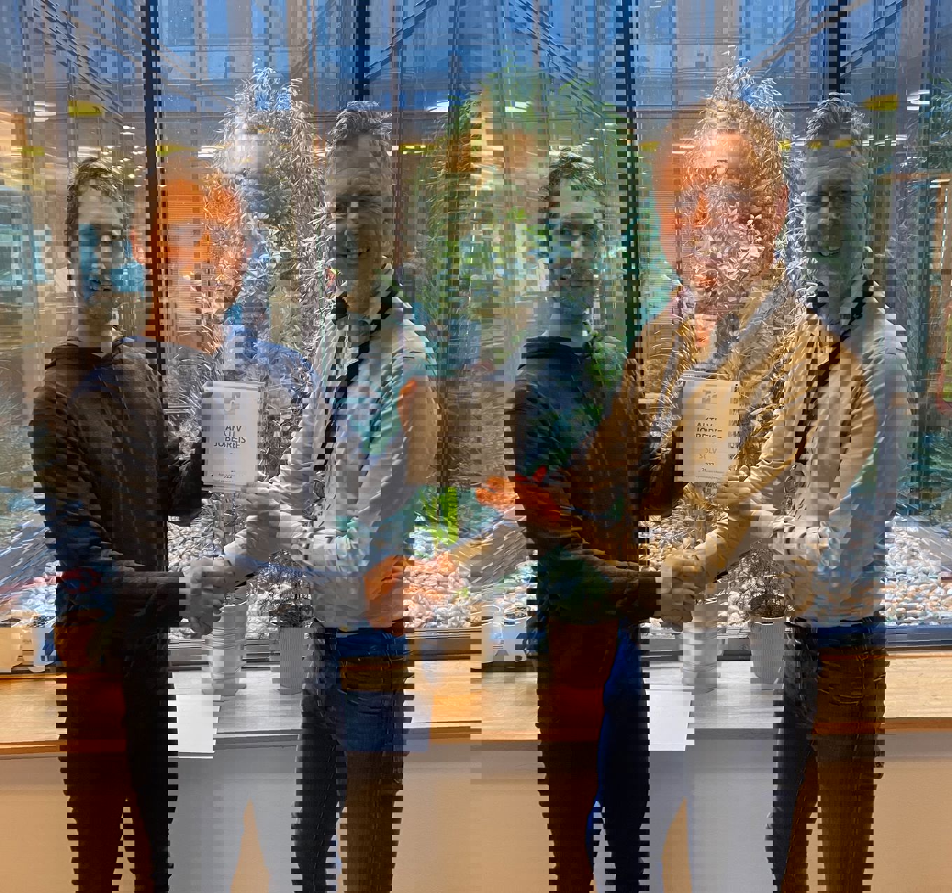 Mathias Lyngved Pizarro fra Syklistenes Landsforening  overrekker diplom til Kuben vgs ved Gunnar Haave