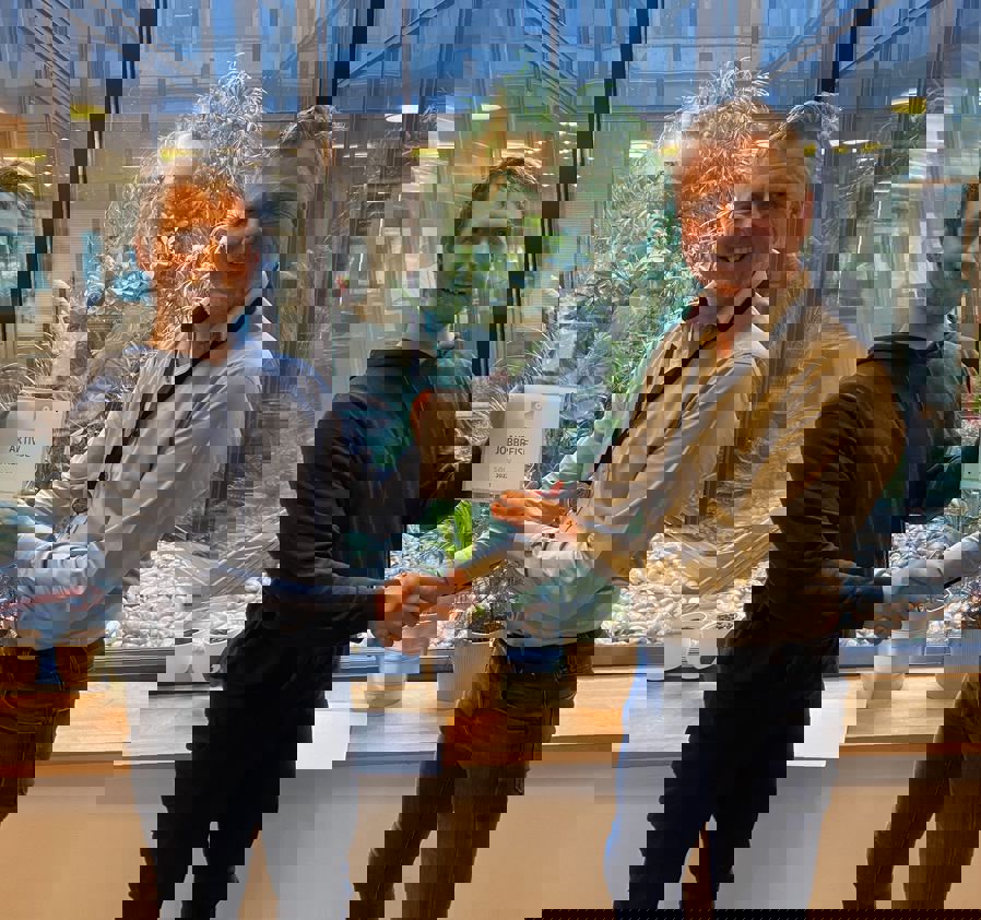 Mathias Lyngved Pizarro fra Syklistenes Landsforening  overrekker diplom til Kuben vgs ved Gunnar Haave