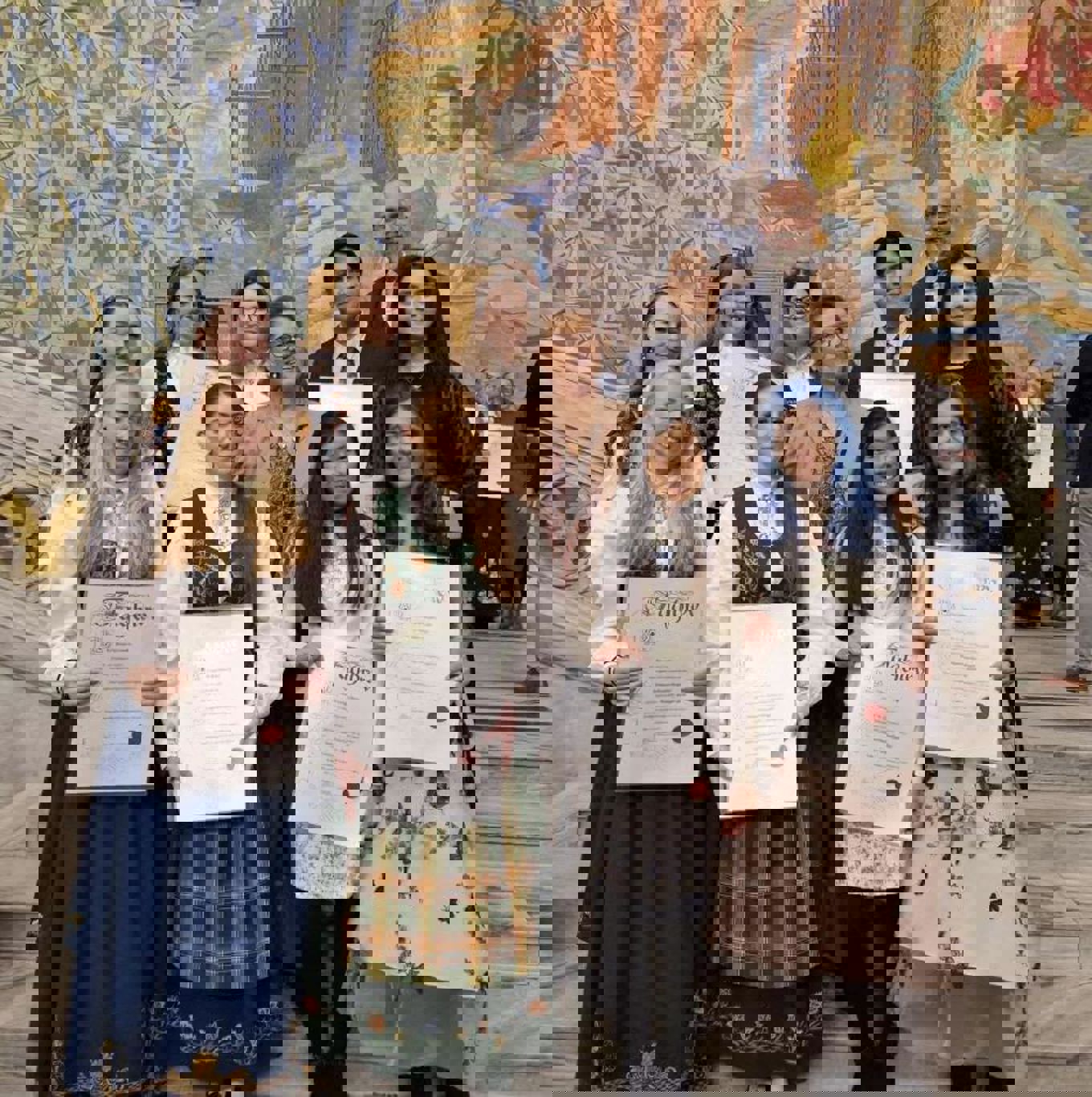 Foto: HYSK-elever med fagbrev i helsearbeiderfaget, koordinator Grethe Aagenæs Hagen og rektor Kjell Ove Hauge HYSK-elever med fagbrev i helsearbeiderfaget, koordinator Grethe Aagenæs Hagen og rektor Kjell Ove Hauge