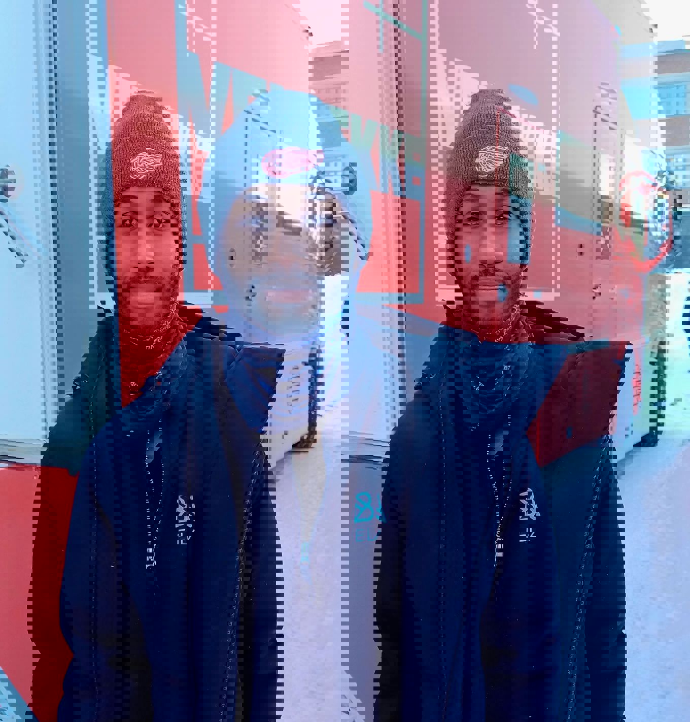 Elev Abdi utenfor Veidekkebussen med simulator