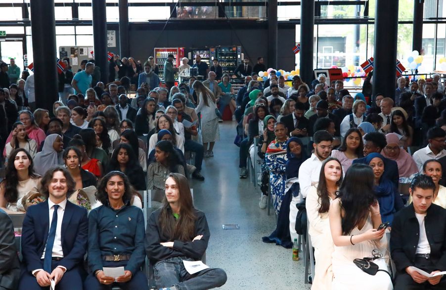 Foto: Spente elever og publikum gjør seg klare for vitnemålsutdeling Spente elever og publikum gjør seg klare for vitnemålsutdeling