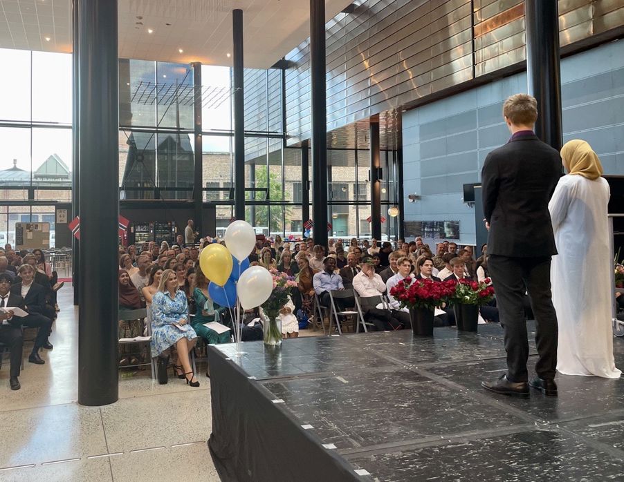 Foto: Elever fra 4BYSK og 4HYSK holdt elevtalen Elever fra 4BYSK og 4HYSK holdt elevtalen