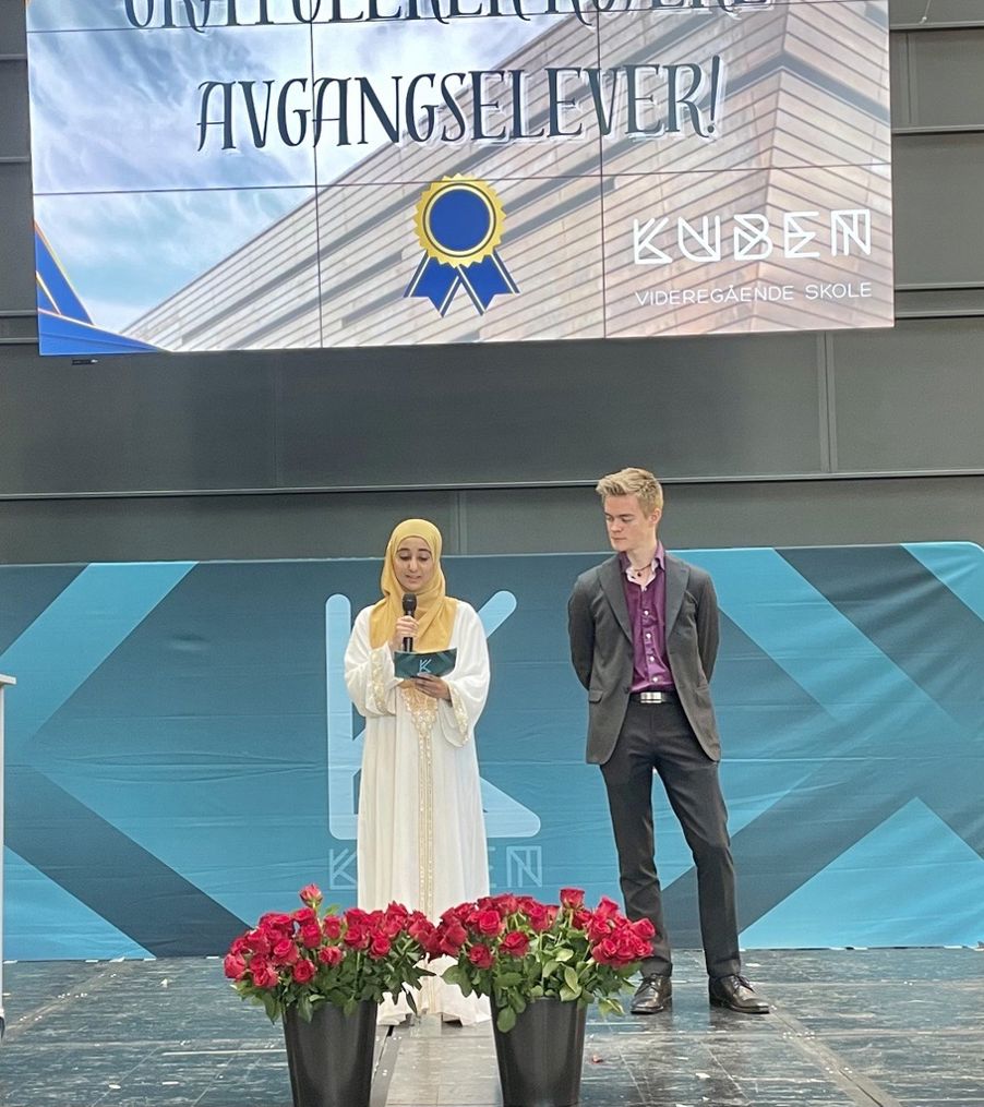 Foto: Saaleha og Marcus holdt elevtalen Elever fra 4BYSK og 4HYSK holdt elevtalen