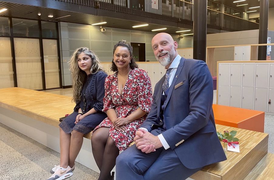 Foto: Koordinator for læringsmiljøet Mishel Shakar, stortingsrepresentant Khamzy Gunaratnam og rektor Kjell Ove Hauge deltok også. Koordinator for læringsmiljøet Mishel Shakar, stortingsrepresentant Khamzy Gunaratnam og rektor Kjell Ove Hauge deltok også.