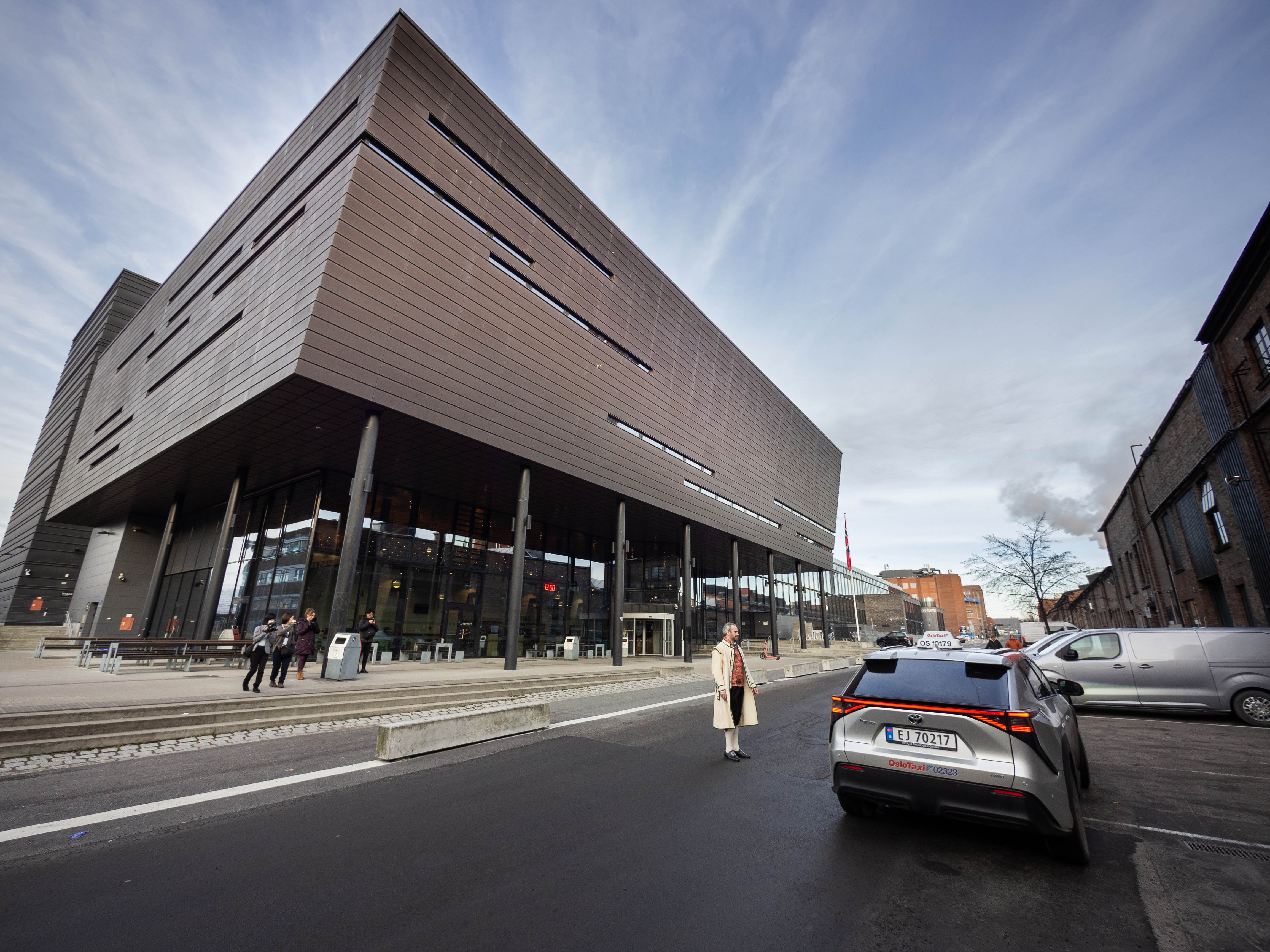 En bygning med glassfront