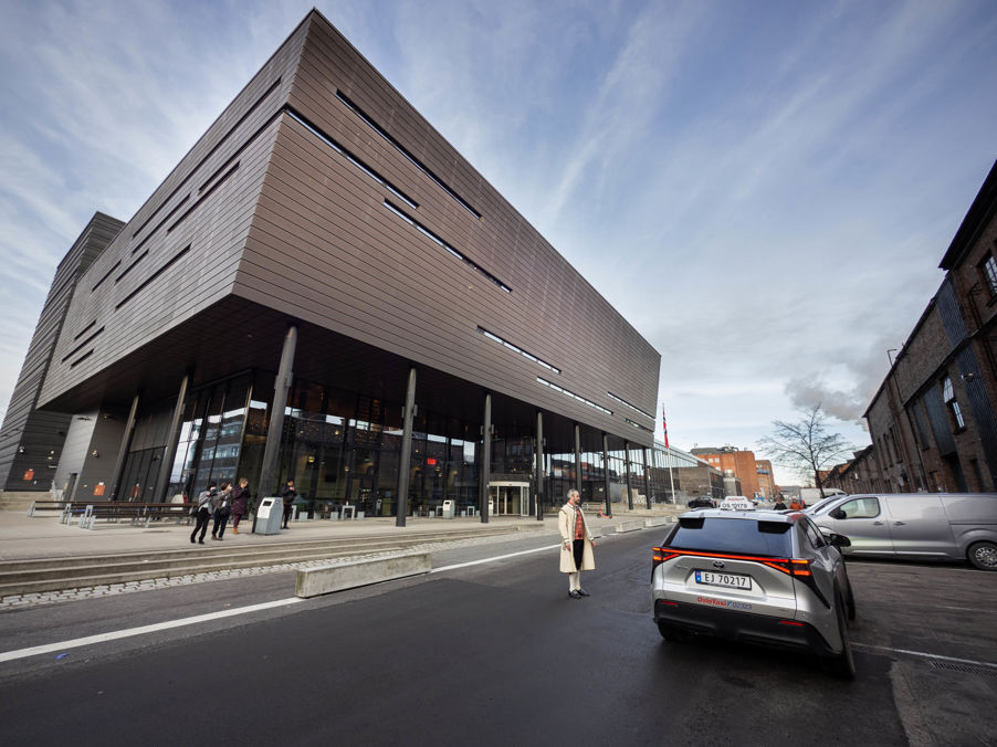 En bygning med glassfront