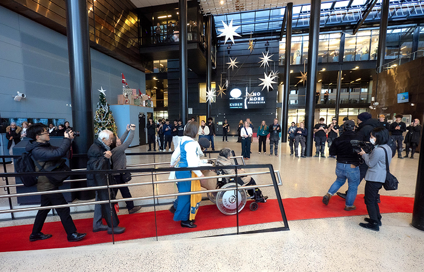 En gruppe mennesker i en bygning