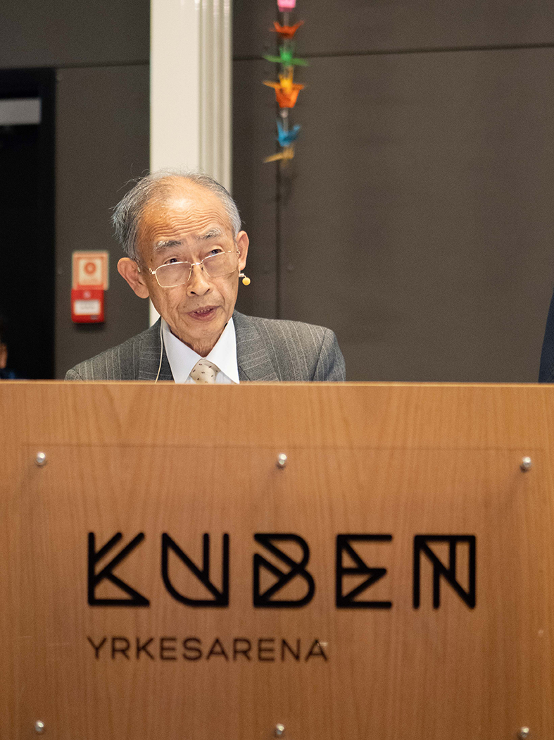 en person som sitter på et podium