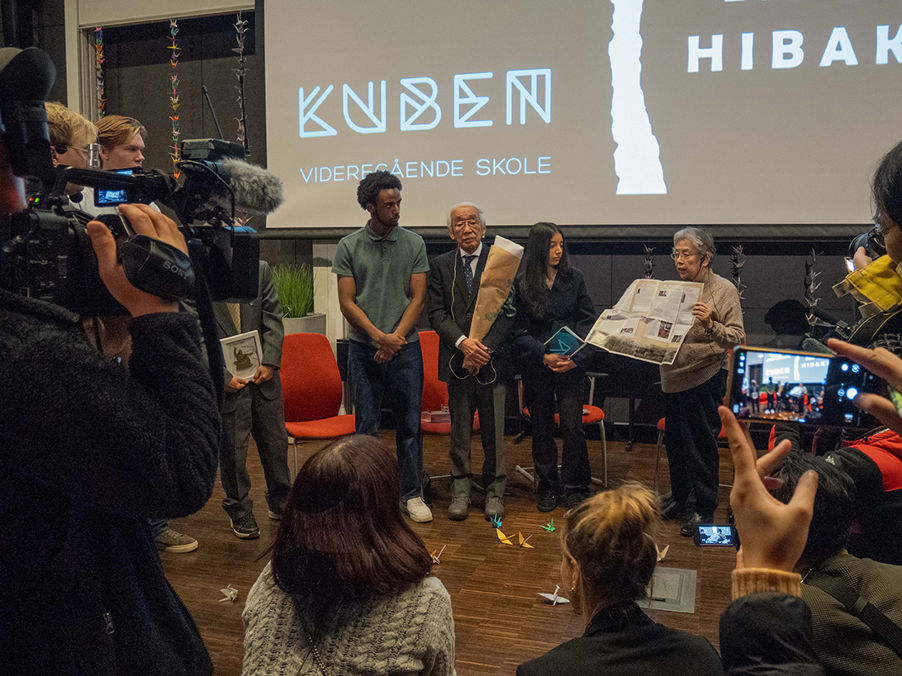 en gruppe personer i et rom