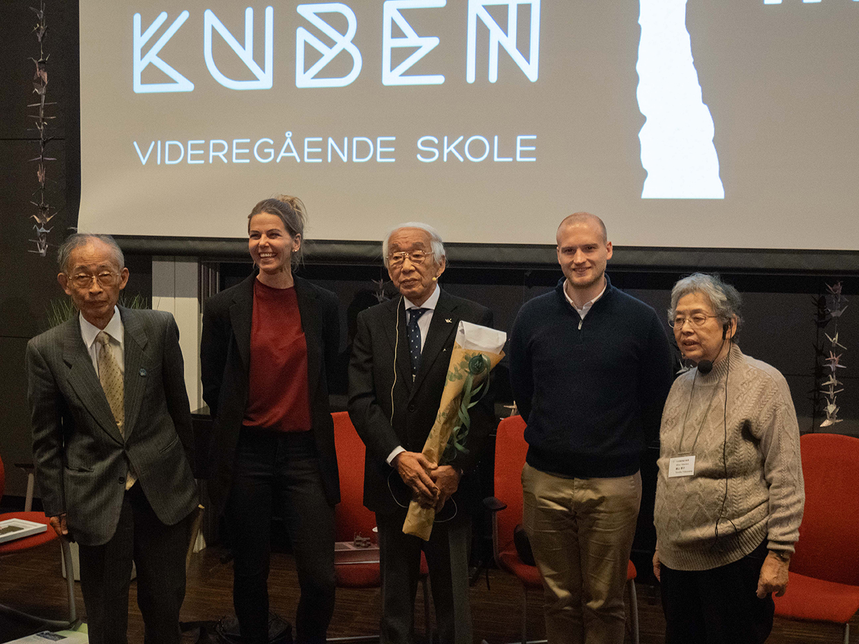 en gruppe mennesker som poserer for et bilde