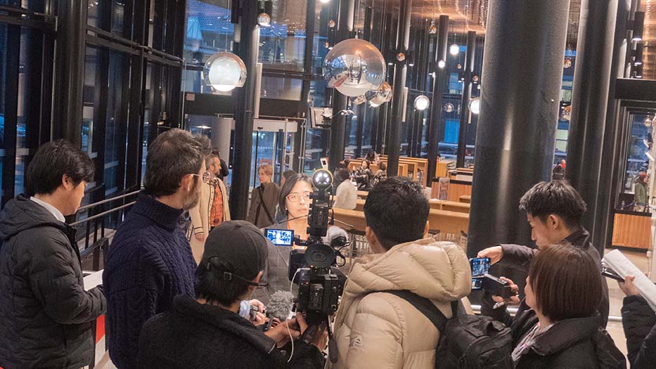 En gruppe mennesker som ser på et kamera