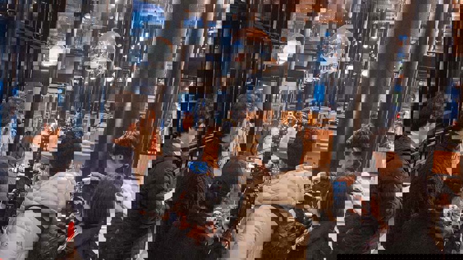 En gruppe mennesker som ser på et kamera