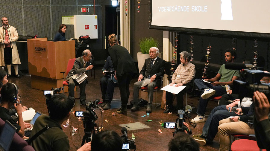 en gruppe mennesker som sitter i et rom