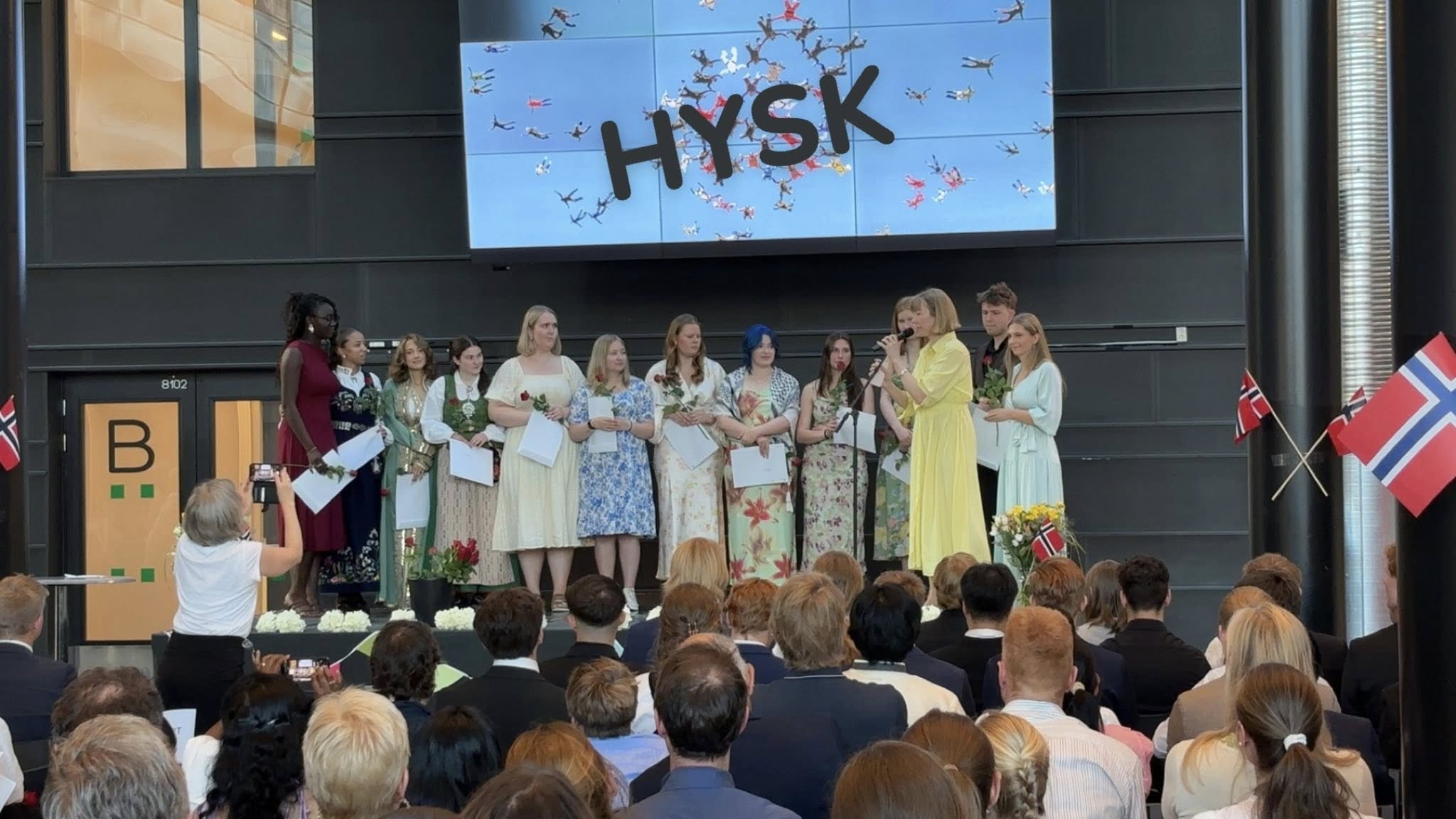 Kontaktlærer Mette holder tale for klassen sin, 4HYSK