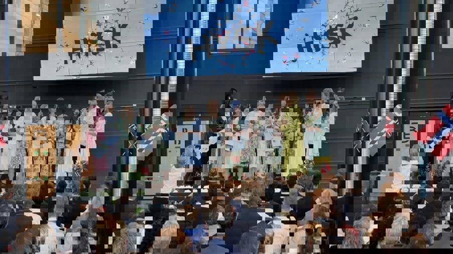 Kontaktlærer Mette holder tale for klassen sin, 4HYSK