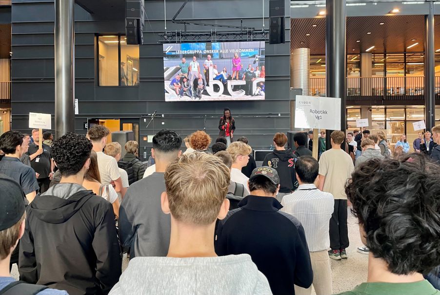 Foto: Adama Janlo synger Kubensangen You got this! Adama Janlo synger Kubensangen You got this!